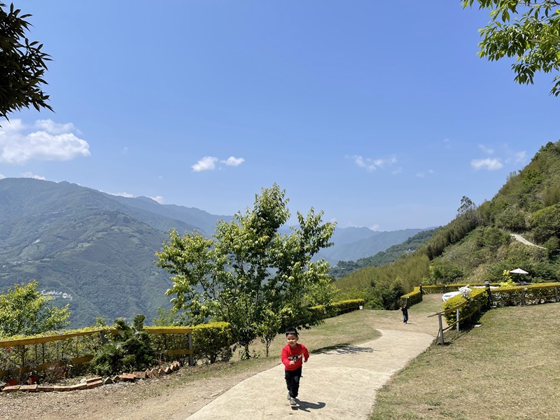 拉拉山芘雅尚露營區｜超級美綿延山景!爆喜歡的拉拉山露營區!營區介紹/路況