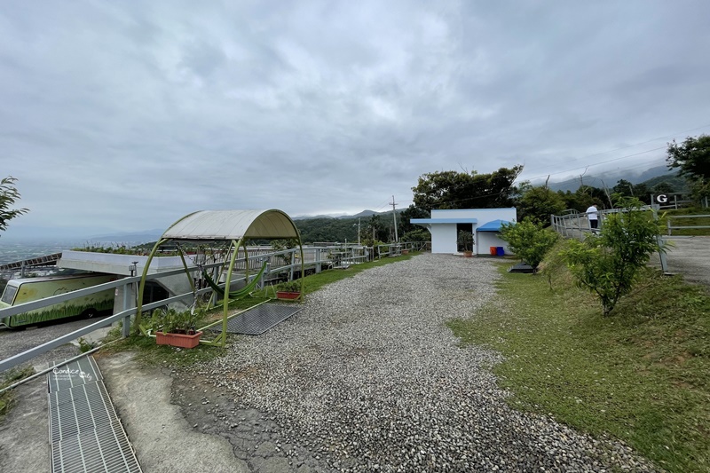 微笑灣農場｜宜蘭夜景露營區!還有無邊泳池,免搭帳小木屋!懶人露營來這兒!