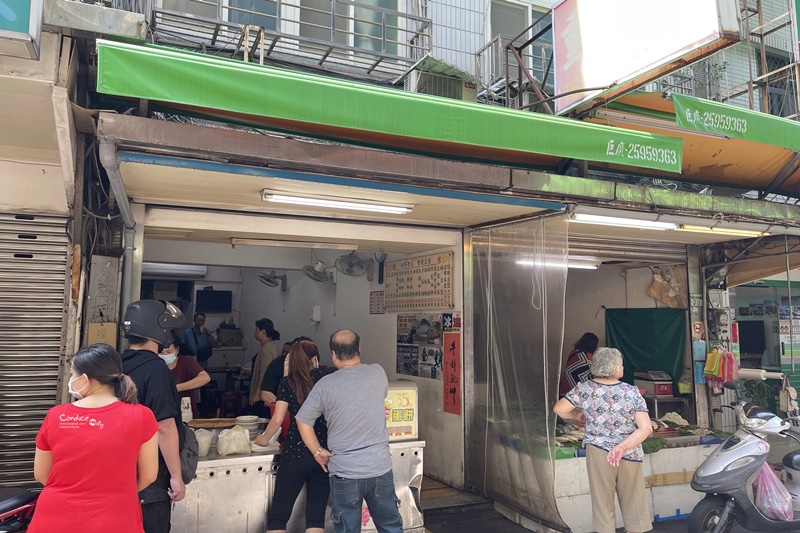 重慶豆漿炸蛋餅｜大龍市場有間必吃台北蛋餅!內有蘿蔔乾吃得過癮!