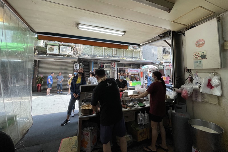 重慶豆漿炸蛋餅｜大龍市場有間必吃台北蛋餅!內有蘿蔔乾吃得過癮!