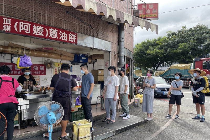 阿嬤蔥油餅｜宜蘭蔥油餅前三名!總是排隊的頭城蔥油餅!