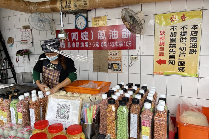 阿嬤蔥油餅｜宜蘭蔥油餅前三名!總是排隊的頭城蔥油餅!