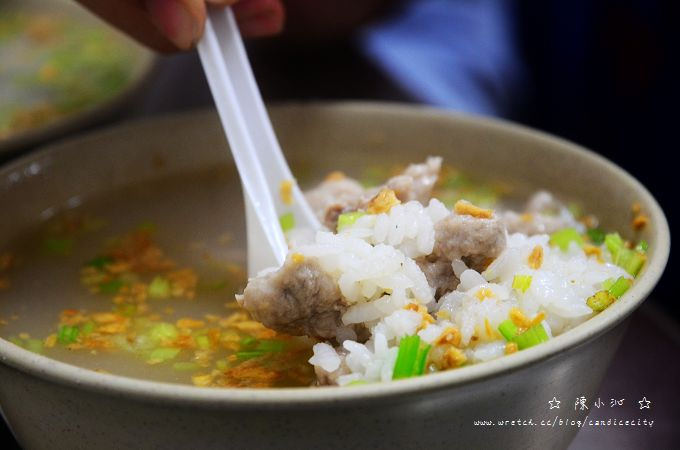 《台中》第五市場‧樂群街‧蚵仔粥 – 湯鮮粥味美，好吃又便宜的古早味小吃!